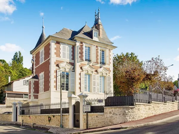 Chennevières-sur-Marne - Manoir du XVIIe restauré, vendu en bloc avec 6 logements