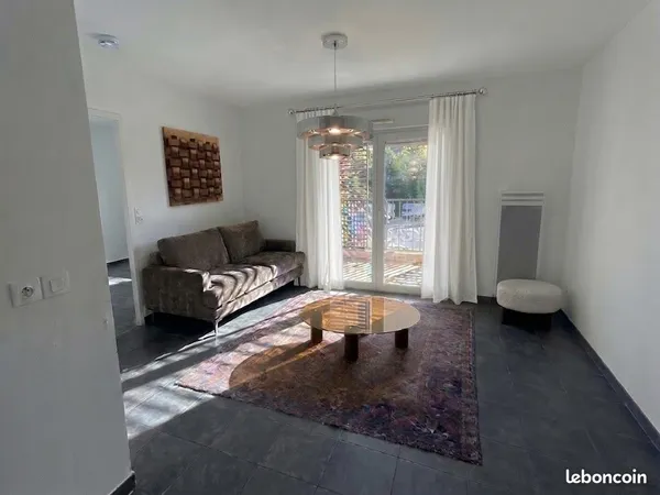 Joli T2 rénové avec terrasse centre de Cogolin