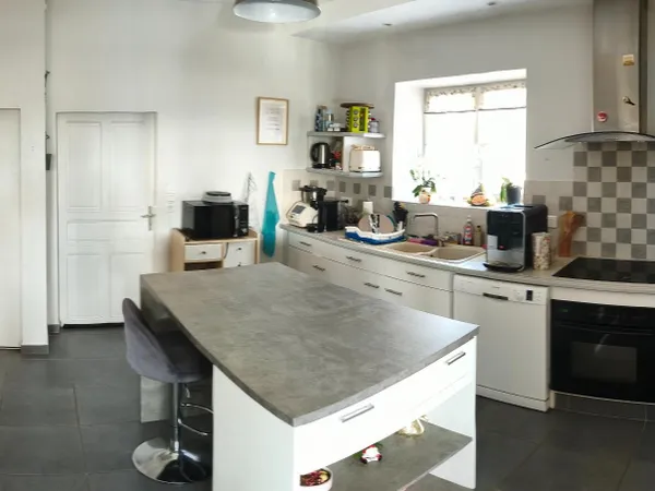 Maison avec jardin, dépendance et parking