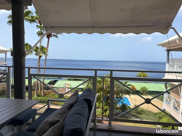 Appartement F3 avec magnifique vue mer et piscine. Vendu avec garage + cave