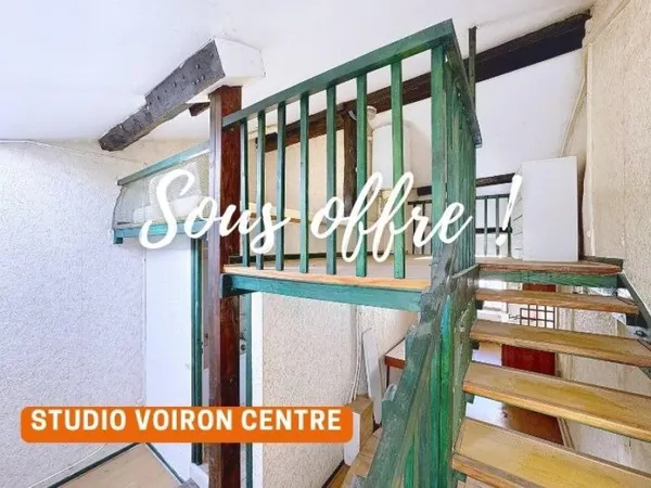 Centre-ville de Voiron, studio sous les toits avec mezzanine, à rénover entièrement