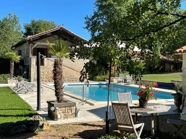 Charmante propriété avec piscine, studio d'amis et potentiel équestre