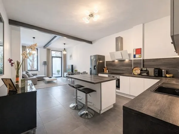 Local commercial d'exception avec jardin privatif de 100 m2