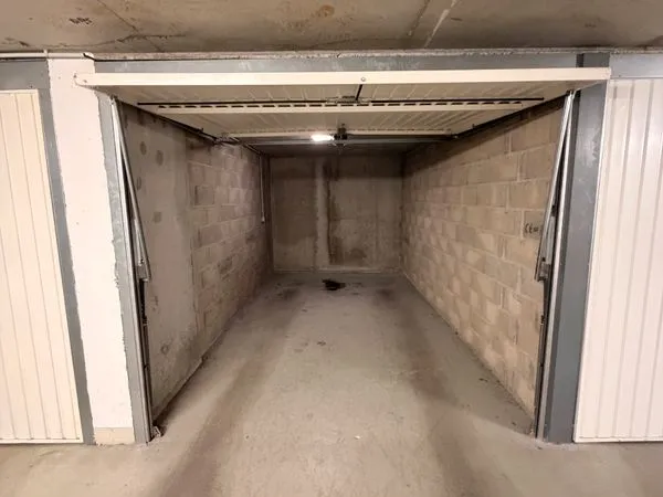 Grand garage fermé 20 m² - Lyon 6e - Rue Bossuet avec Prise électrique