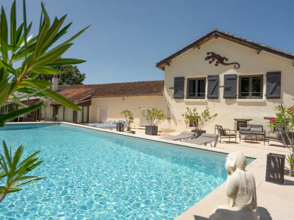Agréable propriété en pierre avec une maison principale, une