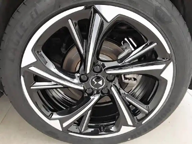 Ds Ds 7 ds7 crossback hybride e-tense 300 eat8 4x4 — photo 13