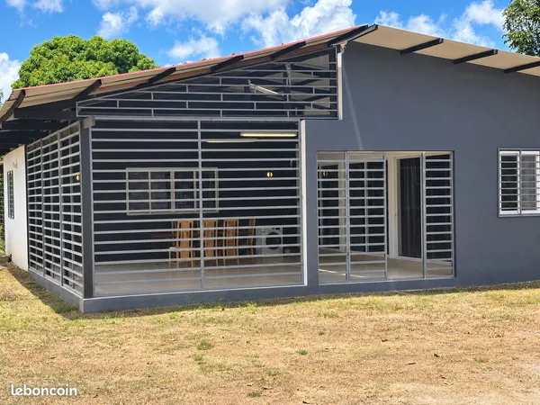T4 meuble coswine mana, charges comprises