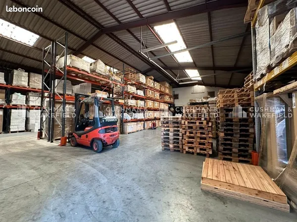 Local 700 m²