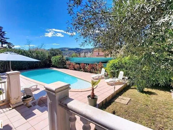 Maison avec piscine Diffazur et double garage dans secteur prisé