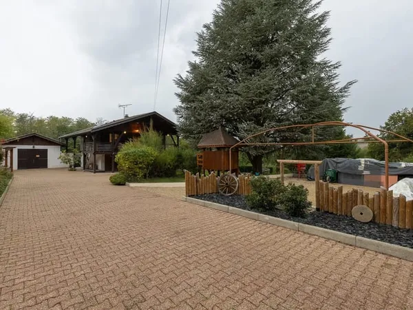 Maison esprit chalet vue degagée avec annexes