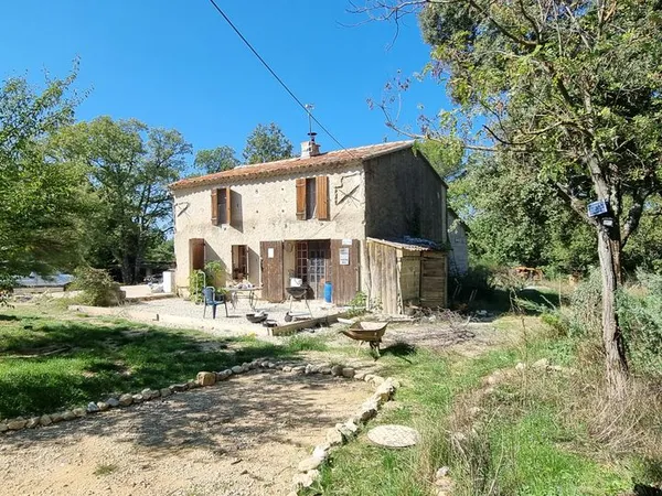 La Tour d'Aigues 84240 Maison ancienne R+1 de 82 m² hab avec 3 Ha