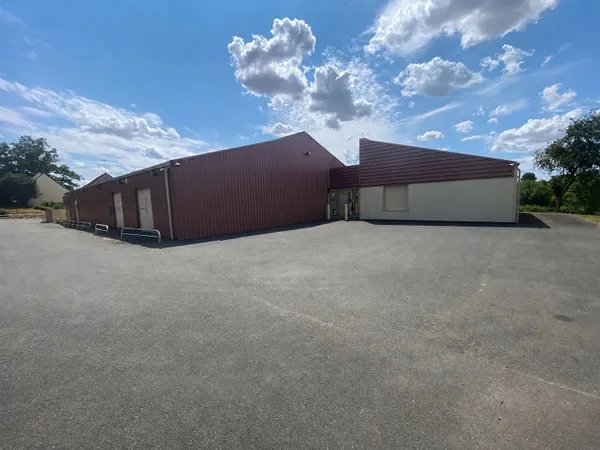 12 Km LA FERTE BERNARD, local d'activité 580 m² au sol