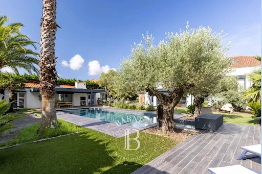 Maison 11 pièces 570 m²