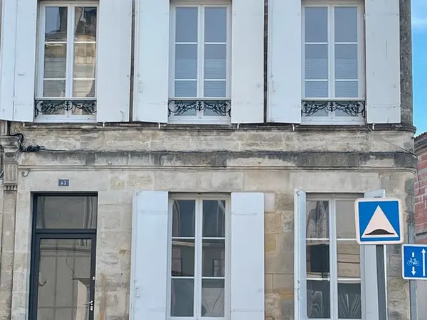 A Louer Maison en pierre meublée, idéalement située en centre-ville