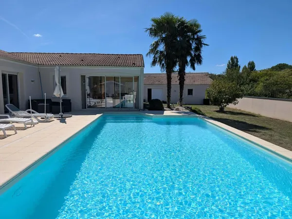 Spacieuse maison de plain-pied avec piscine