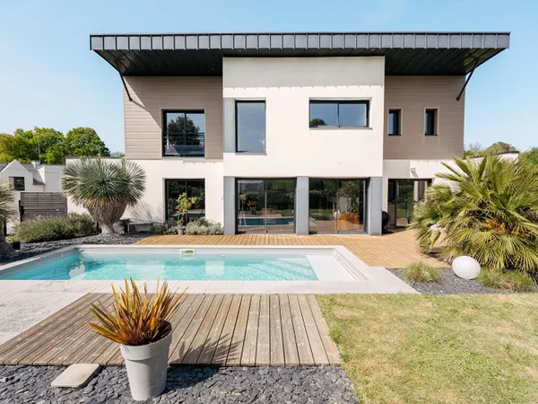 Maison d'architecte avec piscine et jardin paysager