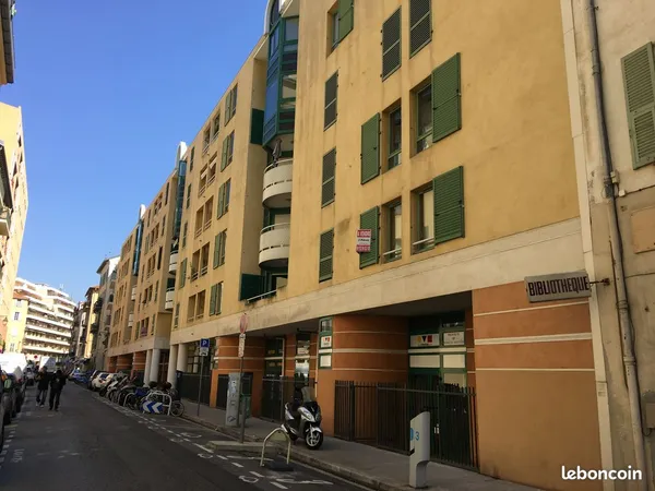 Local 95 m2 port de Nice place du Pin