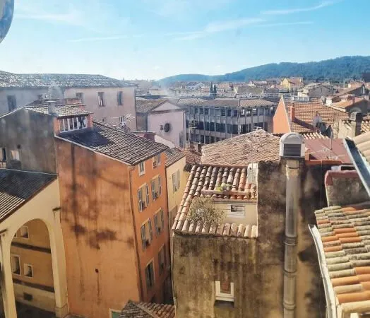 Exclusivité Draguignan centre F2 traversant au dernier étage