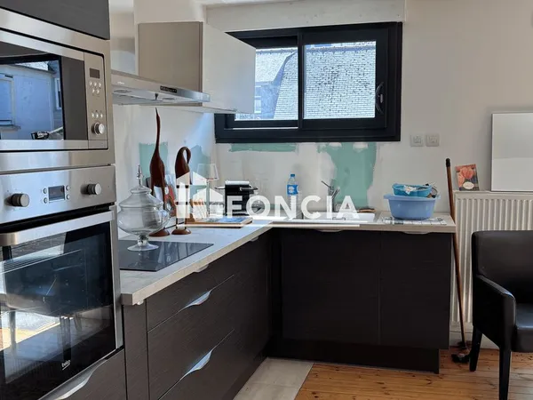 Rosporden - Centre-Ville - A Vendre Local Commercial avec dépendances de 152 m2 à rénover + Appartem