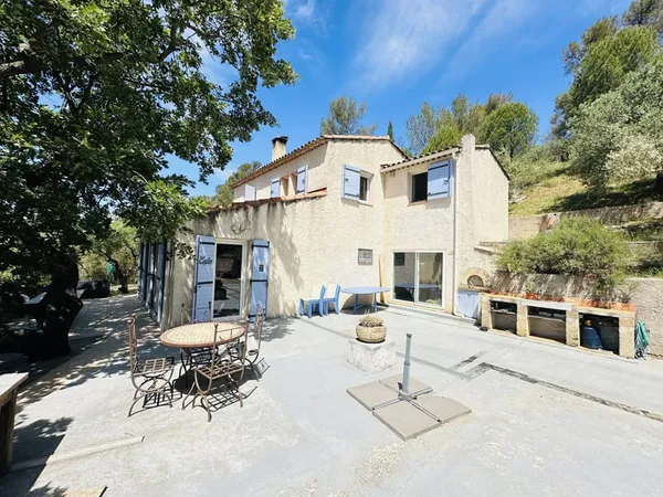 Vue exceptionnelle pour cette villa de type Mazet provençal