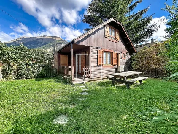 Chalet mitoyen 28,85m2 avec terrasse et jardin à Jausiers