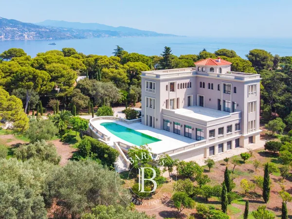 PROPRIÉTÉ ICONIQUE DANS UN DOMAINE PRIVÉ