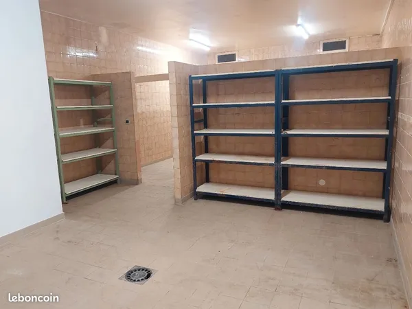 Local de stockage de 93m2 Éclairage UNIQUEMENT. Libre de suite, secteur Pujols. Me joindre uniquemen