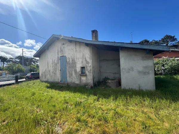 ? Soulac-sur-Mer - Opportunité rare : Maison 59 m² à rénover avec dépendance 53 m² et garage 23 m² !