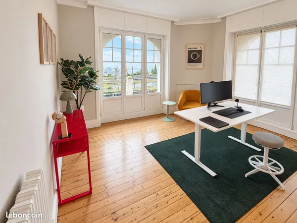 Bureau privé fermé au 1er étage avec espaces partagés