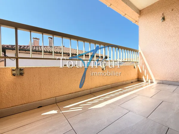 BANDOL HYPERCENTRE A 200M DU PORT BEAU T2 DUPLEX RENOVE DERN