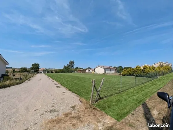 Terrain constructible à Blaye (Villeneuve Jongay)