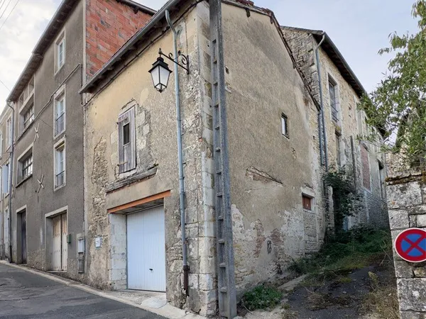 Immeuble avec garage 40 m² + 1 étage, 2e niveau possible - Centre Ruffec