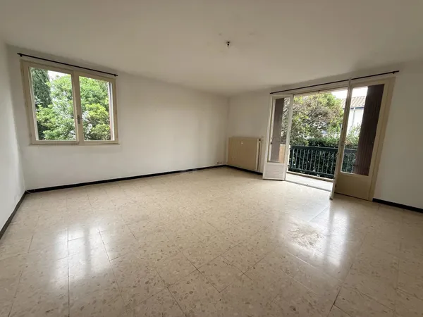 Nîmes centre, quartier Marronniers, T4 au 1er av. ascenseur, 85m2, 3 chs, terrasse, balcon & parking