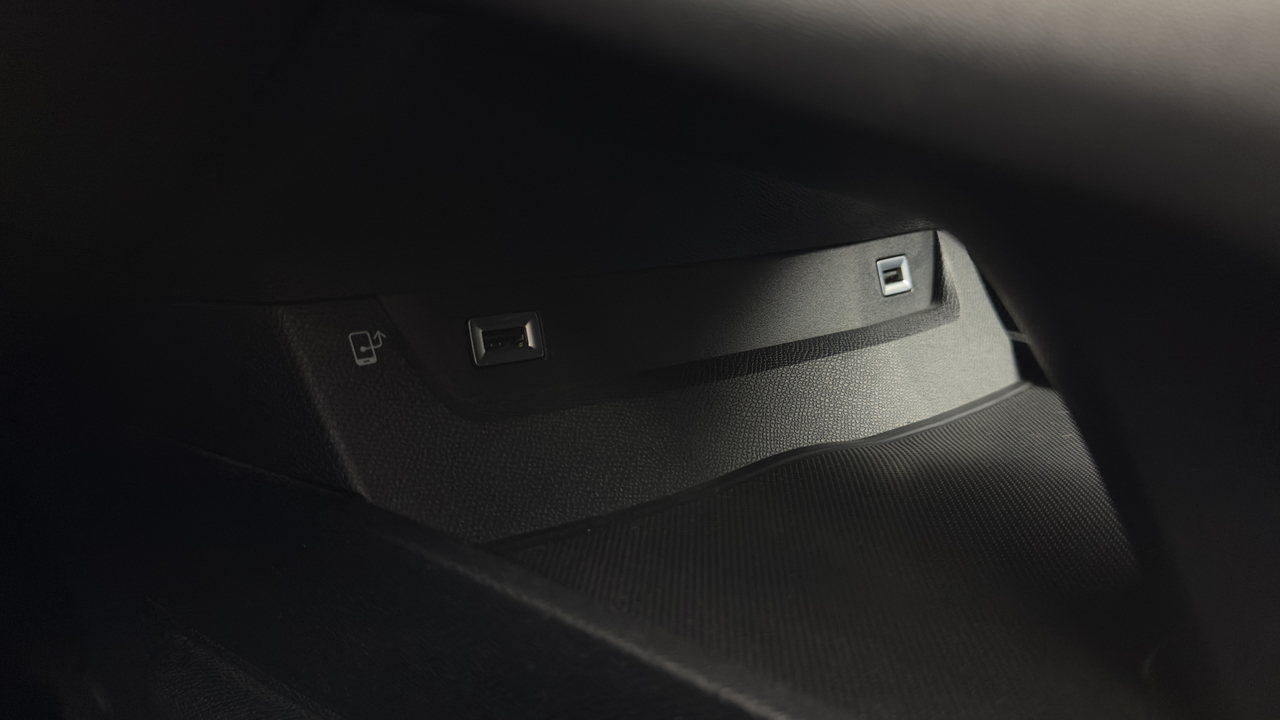 Peugeot 508 SW Hybrid 225 e-EAT8 — photo 31