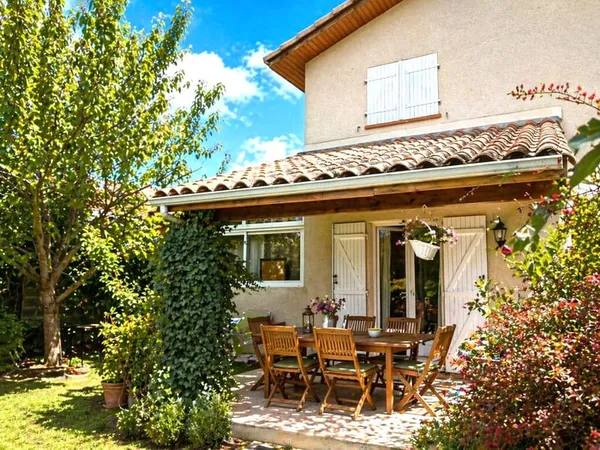 Maison individuelle, 4 chambres, avec jardin arboré et pres