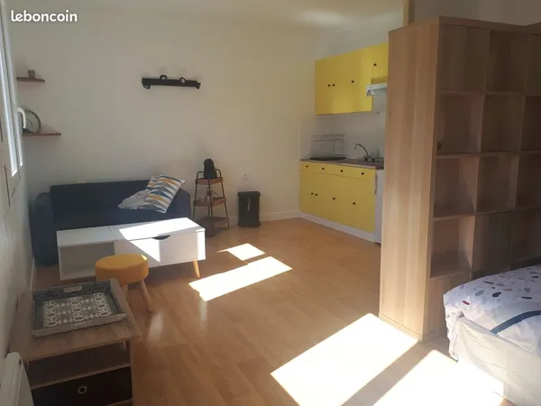 STUDIO entièrement meublé centre ville à pied 520 euros