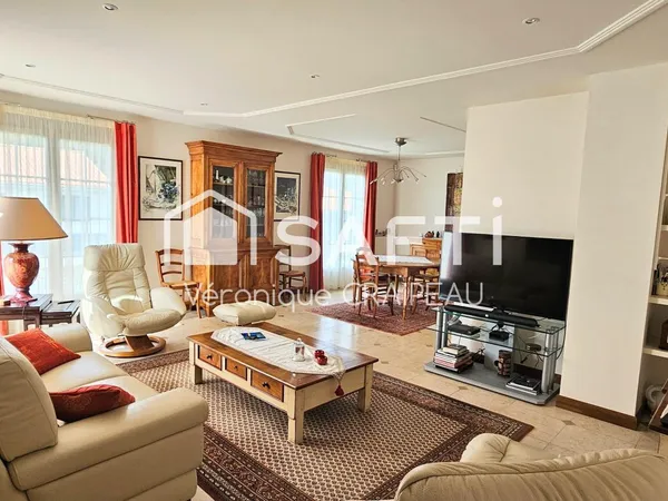 Maison familiale en parfait état de 134m² hab avec 4 chambres, bureau et grand garage sur terrain cl