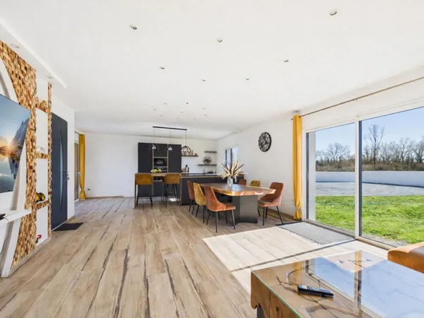 Maison neuve de plain-pied de 129 m 2 secteur Civray, 3 chambres , 1 studio , jardin