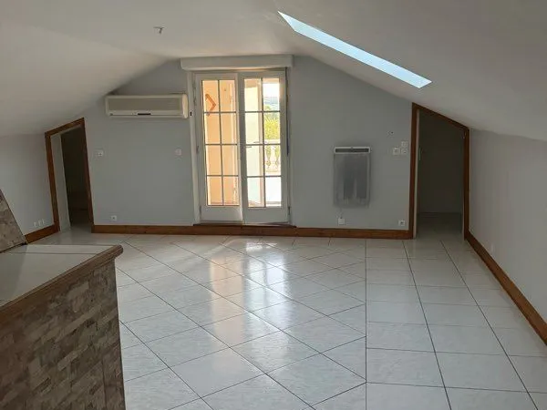 🏡 À LOUER - Spacieux appartement de 100 m² avec terrasse et cour - 920 /mois