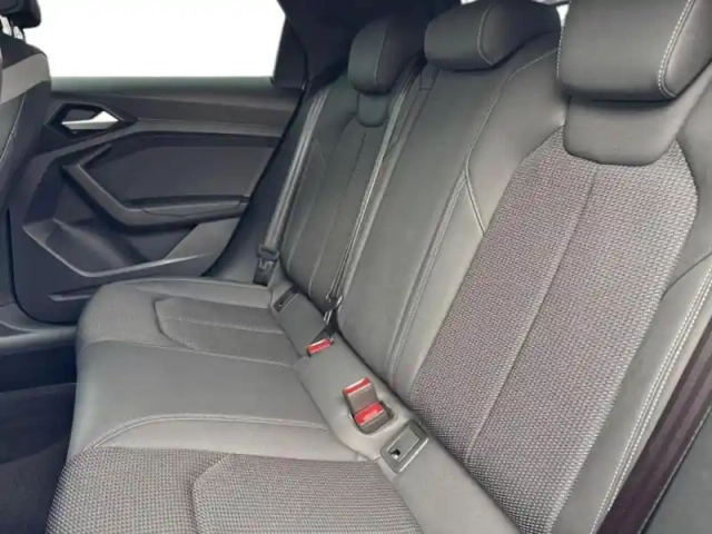 Audi A1 sportback 35 tfsi 150ch s line s tronic 7 8cv — photo 8