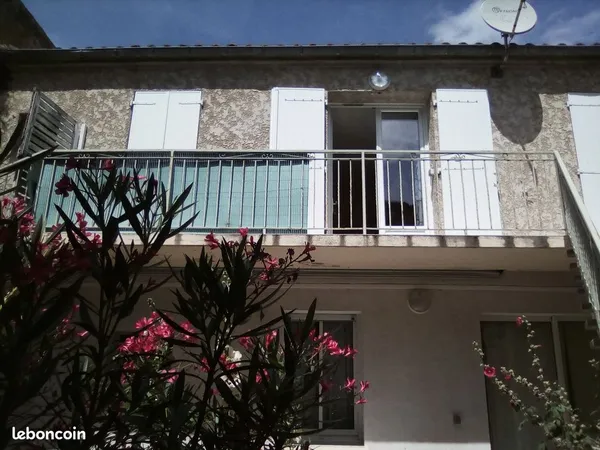 Rochefort : Appartement Centre ville au 1er étage (au calme, vue sur espace vert) 1 chambre avec bal