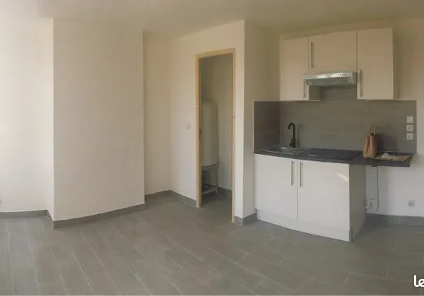 À VENDRE - Appartement 28 m² rénové - Beaumont-sur-Oise - Place Jean-Jaurès