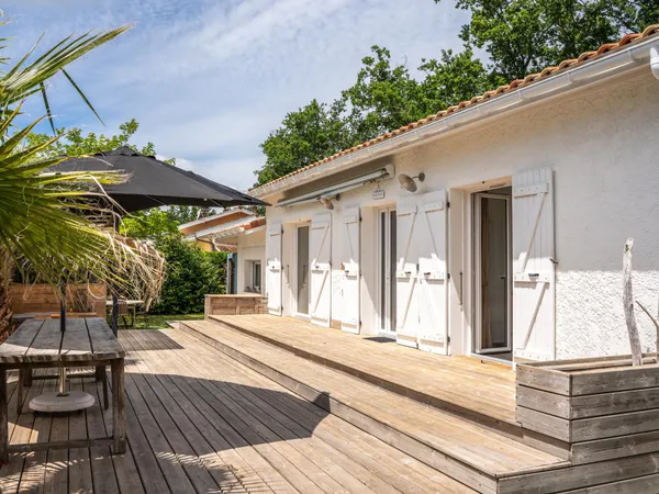 Coup de coeur pour cette maison rénovée avec belle terrasse et garage
