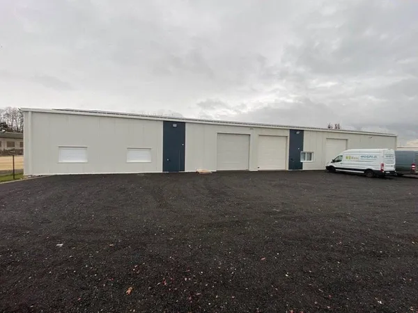 Entrepôt 235 m²