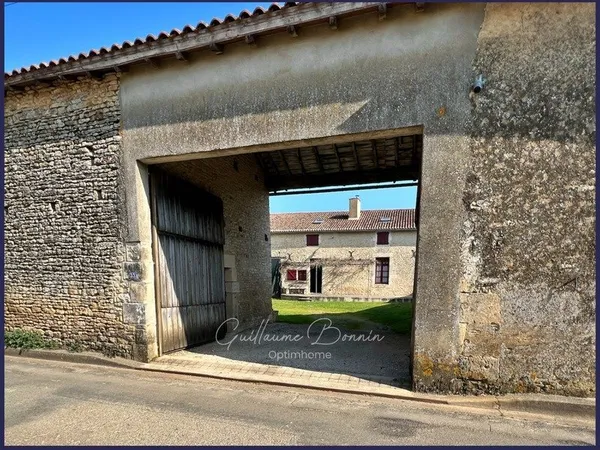 Maison / Longère 7 pièces en pierre apparente rénovée - 230m² + dépendances - cour et jardin à 35mn 
