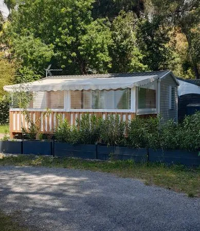 Bungalow dans camping 4 étoiles à Hyères