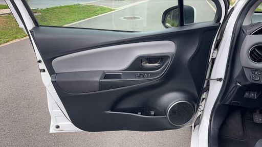 Toyota Yaris 1.3 VVT-i 100 - Dynamic Business – 2017 – 139738 km – Essence – Boîte Manuelle — photo 37