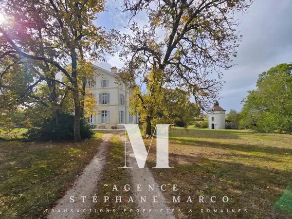 Maison de maître du XIXème siècle et son domaine