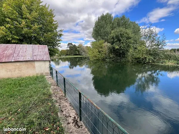 À VENDRE — BORD DU LOIR — 685 m²