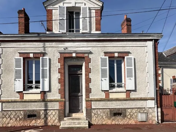 5 mn de la gare et 1h de la gare Paris/Bercy - A VENDRE MAISON de VILLE de 90 m2, JARDIN